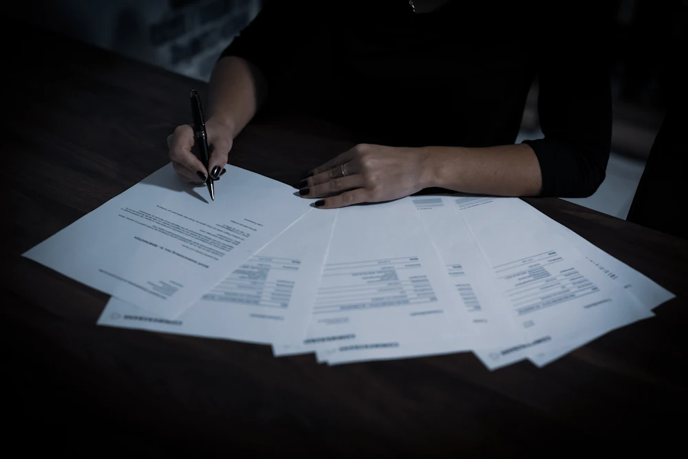 Documentos y contratos extendidos sobre una mesa